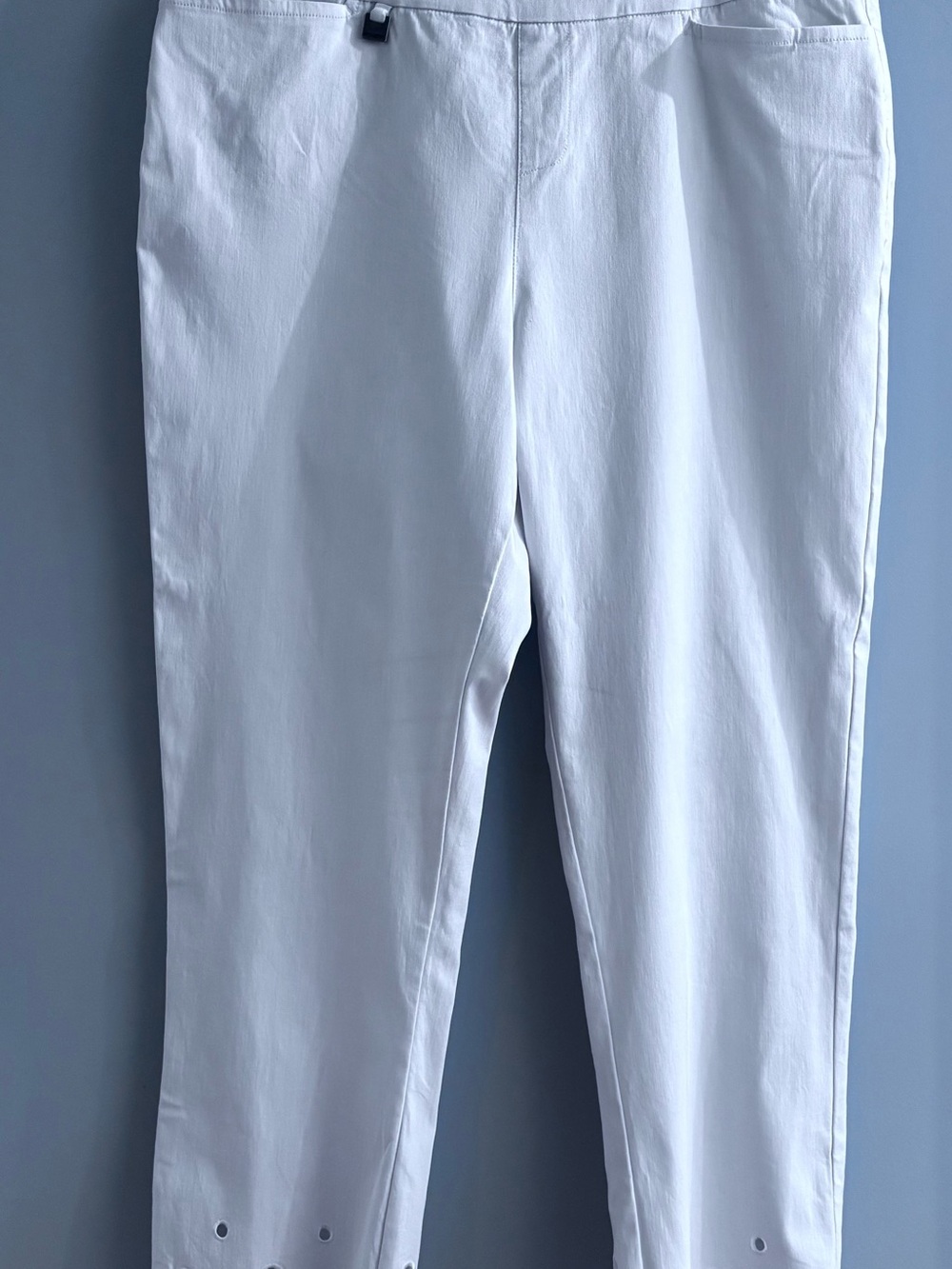 Slim-sation White Cropped Pants with Grommet Pattern